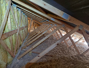 Zateplení stropů strojoven pomocí foukané izolace